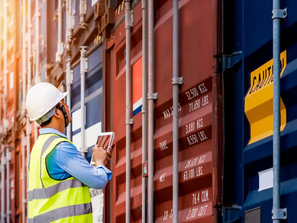 Especialista de Corban revisando documentación de importación